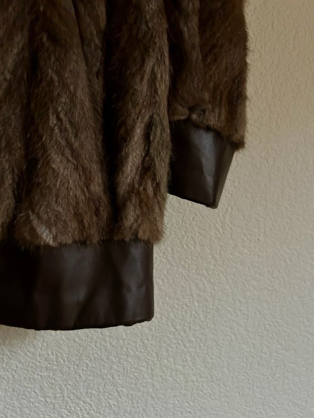 Abrigo piel marrón con detalle cuero abrigo de pi