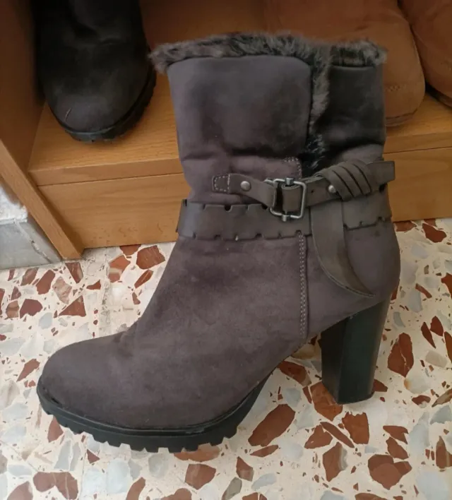 Botas grises con tacón y pelo