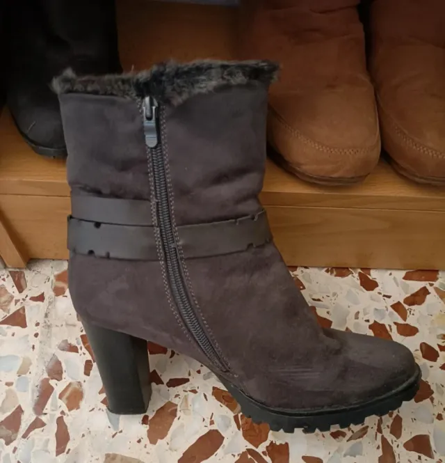 Botas grises con tacón y pelo