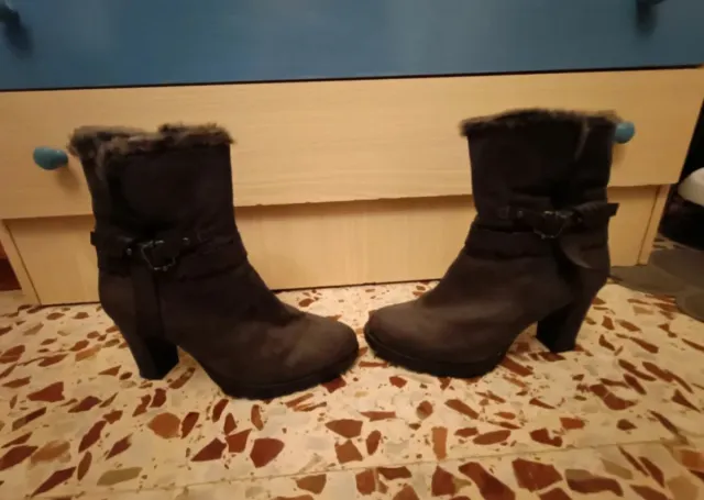 Botas grises con tacón y pelo