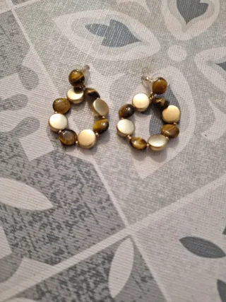 Pendientes Parfois con piedras marrones y doradas