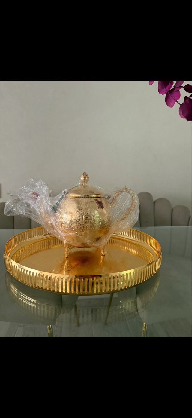 Tetera y bandeja dorada