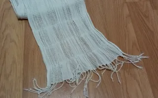 Pañuelo blanco calado con flecos