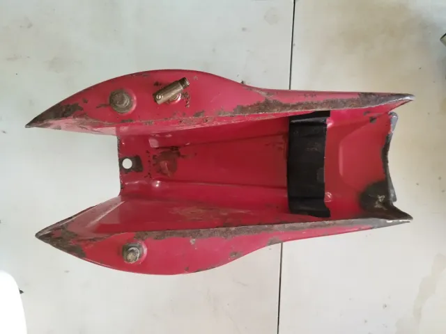 Depósito Rickman metálico rojo
