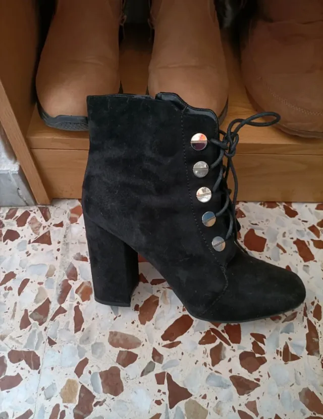 Botines de tacón negros con cordones