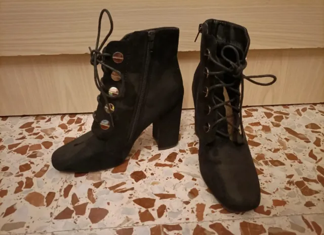 Botines de tacón negros con cordones