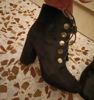 Botines de tacón negros con cordones