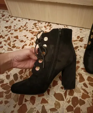 Botines de tacón negros con cordones