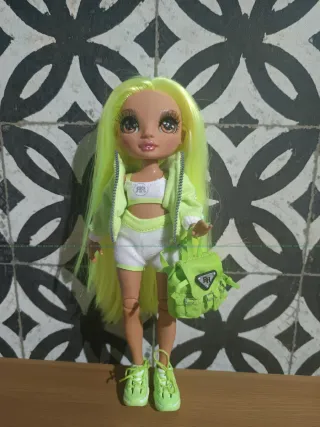 Muñeca Rainbow High Neón