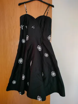 Vestido negro con flores blancas