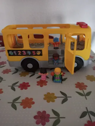 Autobús Fisher Price con sonidos y con 4 muñecos