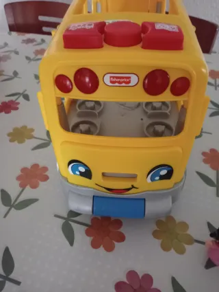Autobús Fisher Price con sonidos y con 4 muñecos