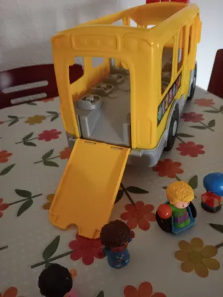 Autobús Fisher Price con sonidos y con 4 muñecos