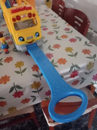 Autobús Fisher Price con sonidos y con 4 muñecos