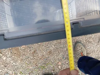 Jaula para pájaros negra y transparente