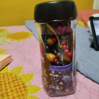 Bote de bisutería con abalorios