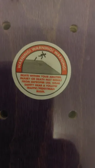 Tablas de skate, una birdhouse y una powel peralta