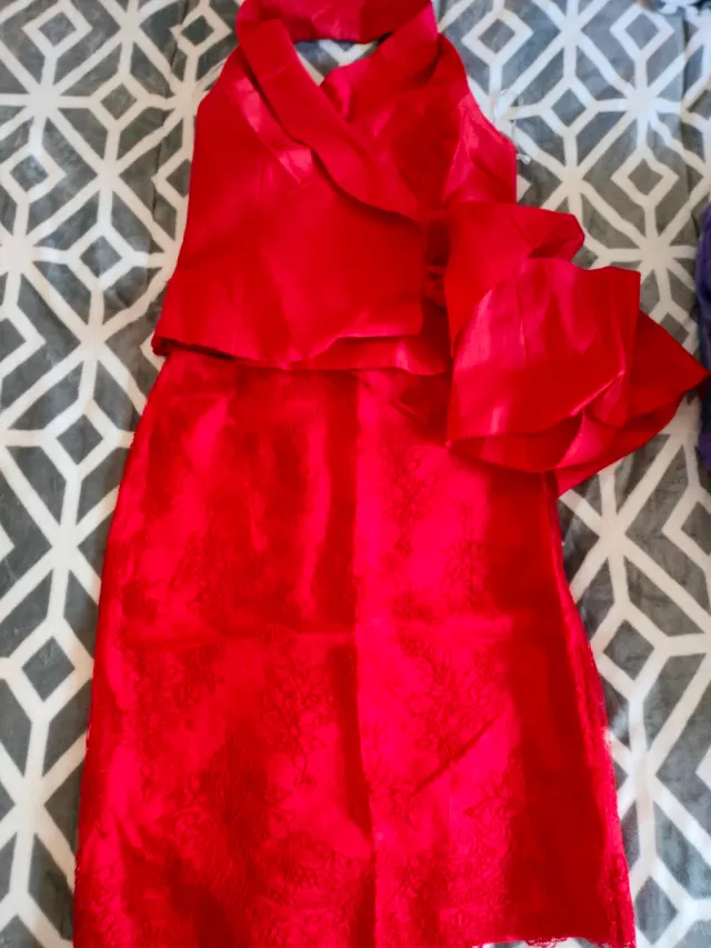 Vestido de fiesta rojo con bordado