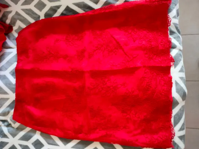 Vestido de fiesta rojo con bordado