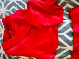 Vestido de fiesta rojo con bordado