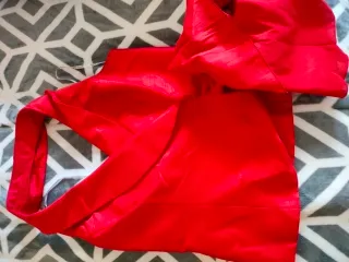 Vestido de fiesta rojo con bordado