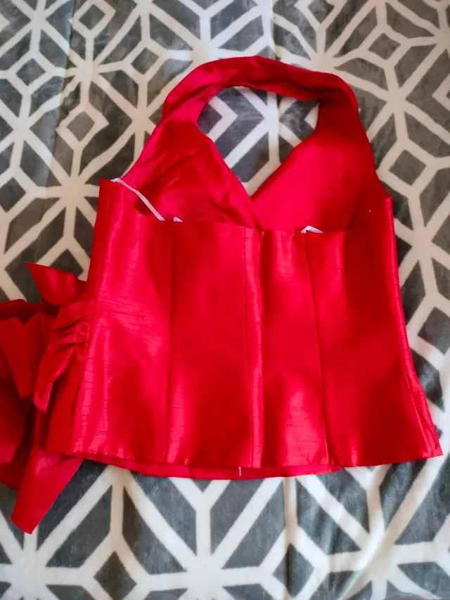Vestido de fiesta rojo con bordado