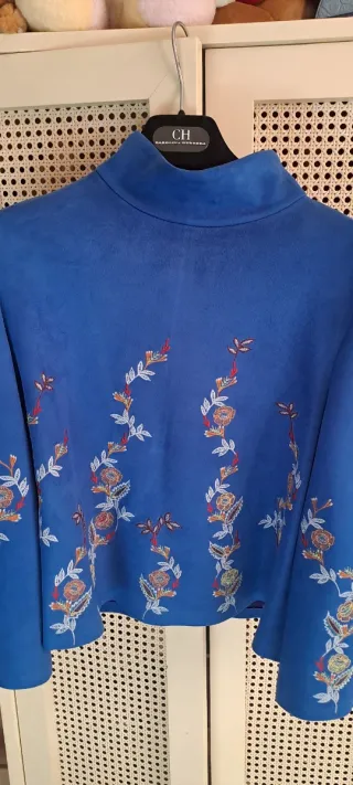 Blusa Zara floral azul talla M