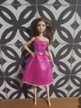 Muñeca tipo Barbie vestido rosa