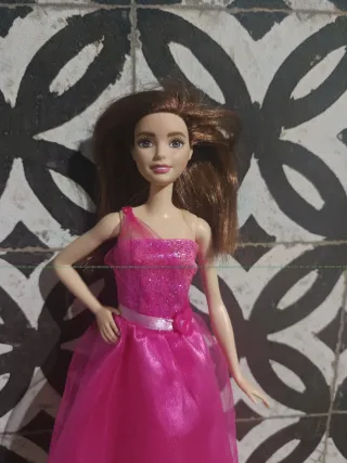 Muñeca tipo Barbie vestido rosa