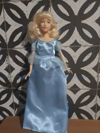 Muñeca tipo Barbie vestido azul