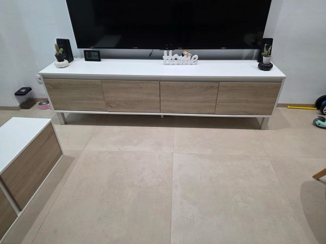 Mueble TV salón blanco y madera