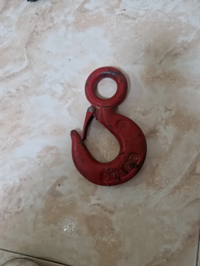 Gancho metálico rojo