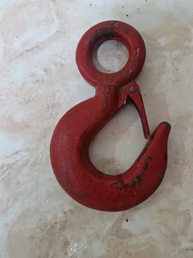 Gancho metálico rojo