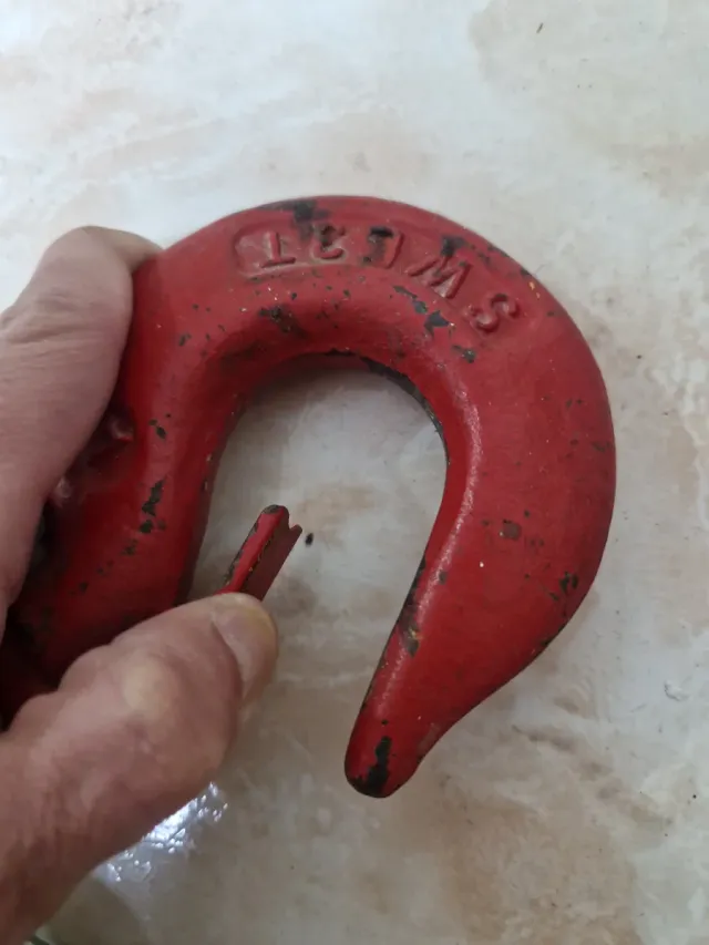 Gancho metálico rojo