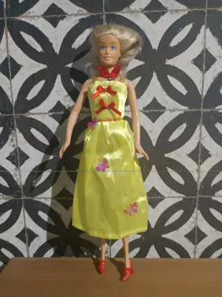Muñeca tipo Barbie vintage vestido amarillo