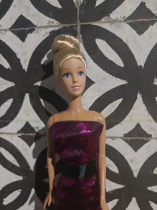 Muñeca tipo Barbie con vestido brillante