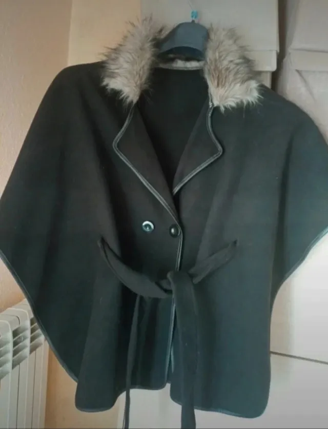 Capa de paño con cuello de pelo