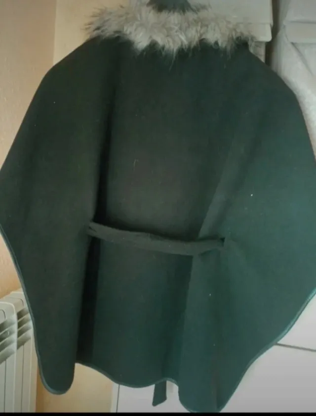 Capa de paño con cuello de pelo