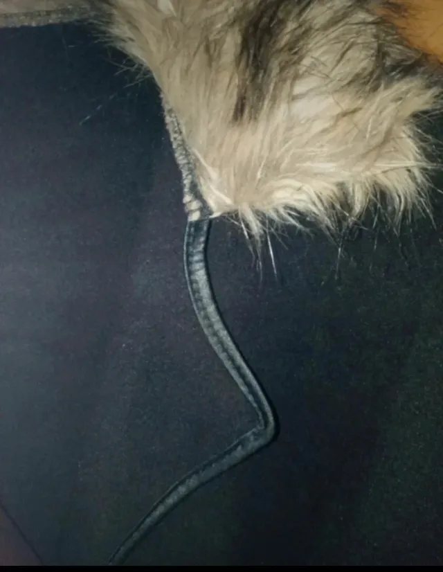 Capa de paño con cuello de pelo