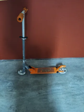 Patinete naranja y gris.URGE