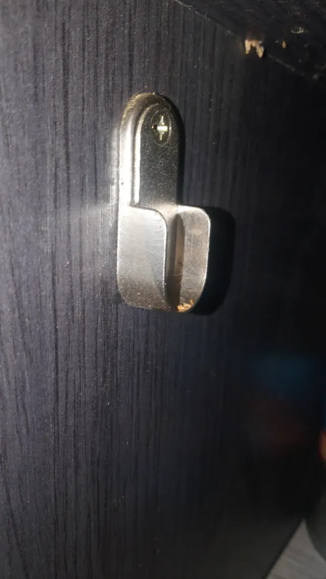 Barra de colgar metálica plateada