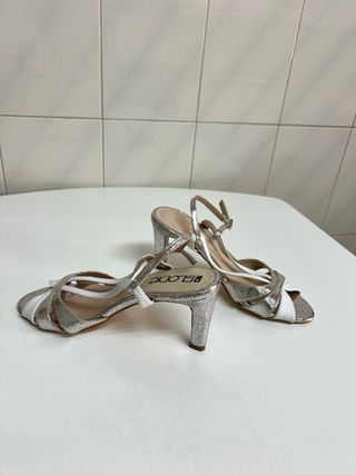 Sandalias plateadas y blancas