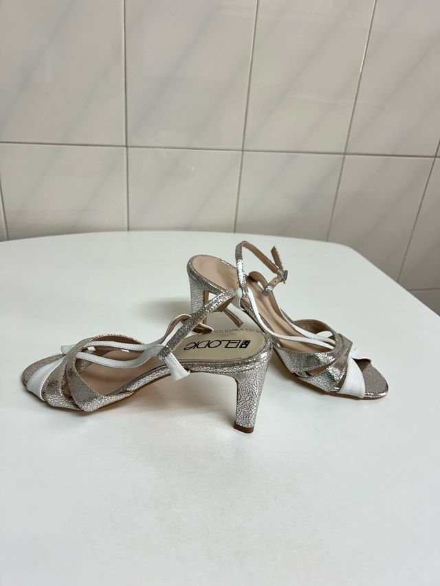 Sandalias plateadas y blancas