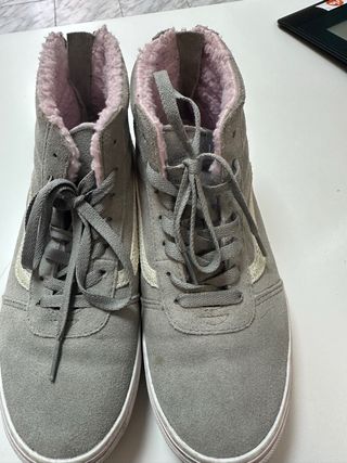 Botas Vans grises con forro rosa