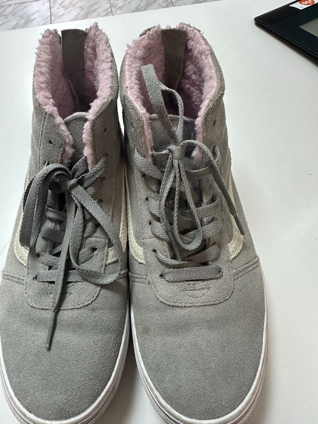 Botas Vans grises con forro rosa