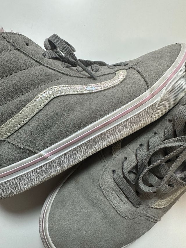 Botas Vans grises con forro rosa