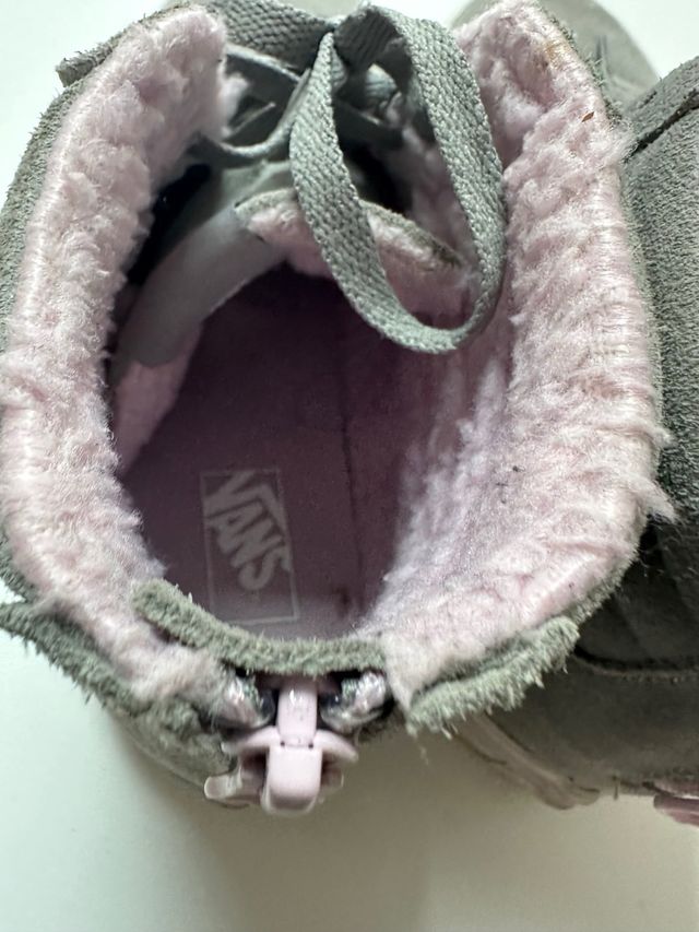Botas Vans grises con forro rosa