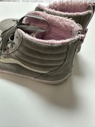 Botas Vans grises con forro rosa