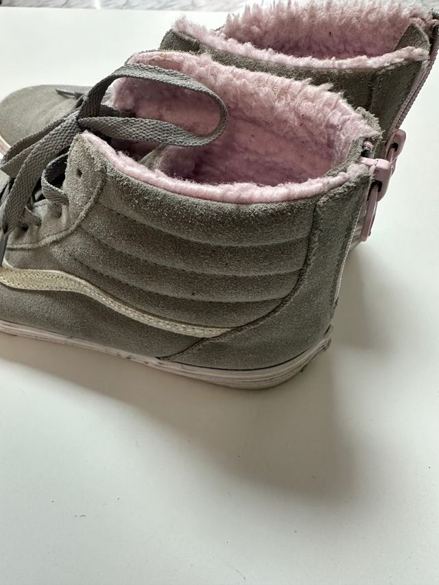 Botas Vans grises con forro rosa
