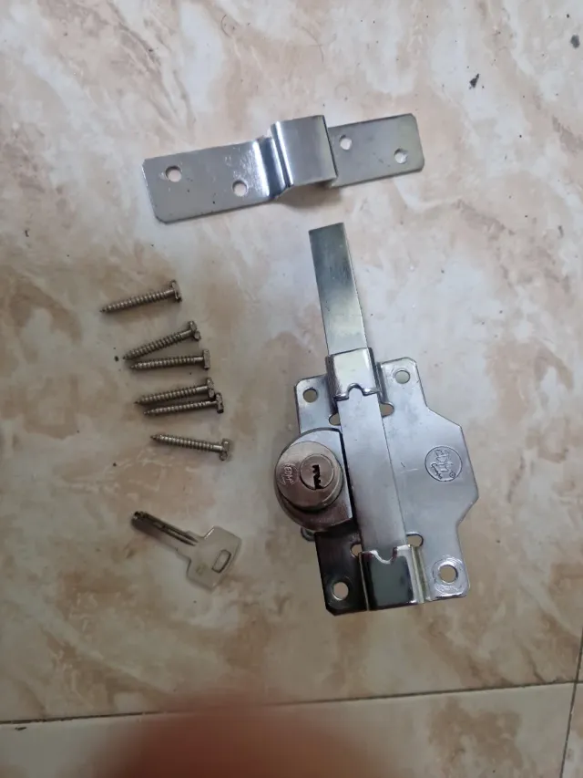 Cerradura de puerta con llave y tornillos